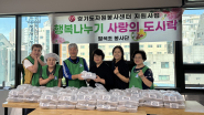 지난 8일, 팔색조 봉사단은 정성스레 만든 도시락 50인분을 매산동에 전달하였다.