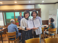 매탄2동장은 간담회에서 경로당협의회 회장단에 감사장을 전달했다.   
