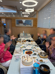 이교수한정식 식당에서 생신을 맞아 식사중이신 어르신들