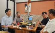 김인배 장안구청장이 노조 임원진과 오찬 간담회를 진행하고 있다.