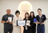 지난 8일 수원시자원봉사센터 1층 착한공터에서 열린 ‘나눔도서 전달식’에서 기념촬영을 하고 있다.
