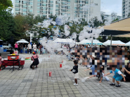 '영통2동 하모니 페스티벌'이 벽적골공원에서 열렸다. 어린이들에게 인기 만점인 키즈 버블쇼이다. 아이들 얼굴에 비친 웃음이 주위를 환하게 비췄다.
