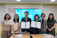 양 기관 관계자 6명이 나란히 서 있으며, 가운데 두 사람(왼쪽 능실종합사회복지관장, 오른쪽 경기남부 한부모가족지원 거점기관장)이 업무협약서를 펼쳐 들고 기념촬영을 하고 있다.