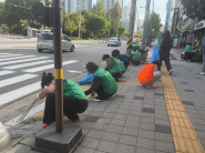 송죽동 부녀회에서 잡초 제거 활동을 하고 있다.
