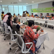 서둔동 어르신들이 소국화를 화분에 옮겨심고 있다
