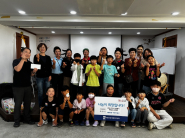 세류3동 주민자치프로그램 ‘어린이장구반’이 세류3동 행정복지센터에 추석맞이 이웃돕기 성금 40만원을 기부하고 기념 촬영을 하고 있다.  