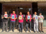 세류3동 지역사회보장협의체가 지역주민을 대상으로 생명존중 캠페인을 진행하고 있다.