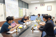 정자3동 새마을협의회 지도자들이 회의를 하고 있는 중이다.