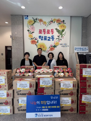 버팀병원에서 추석 명절 맞이 100만원 상당의 후원물품을 기탁한 후 기념촬영을 하고 있다.