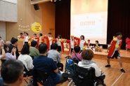▲ 호매실장애인종합복지관 「호쾌한 축제」에서 ‘울림한방’팀이 사물놀이와 뮤직복싱을 접목한 공연을 선보이고 있다.