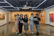 최영희 행궁동장(왼쪽 두 번째), 천영숙 ‘이음’ 관장,(오른쪽 첫 번째), 최화련 작가(가운데)와 전시 관람객들이 기념촬영을 하고 있다.