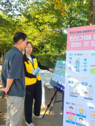 사진)수원시 장안구보건소가 ‘모기·진드기 매개 감염병 예방 캠페인’을 펼치고 있다.    
