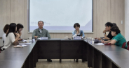 송죽동 주민자치회가 송죽동장과 간담회를 진행하고 있다.