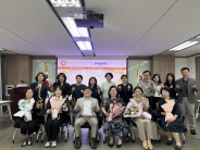 수원동부지사에서 장기요양우수종사자 표창을 수여하고있다.