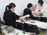 사진 = ESG 원예수업으로 '행운의 명태 도어벨' 만들고 있는 모습 