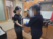 사진)수원새빛돌봄 식사지원 대상 가구에 ‘새빛꾸러미’를 전달하고 있다.    