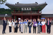 사진2)프랑스 지방정부 대표단 기념촬영을 하고 있다.    