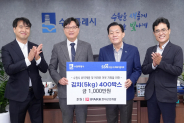 사진)이재준 수원특례시장(오른쪽 2번째)이 전달식 참석자들과 함께하고 있다.    