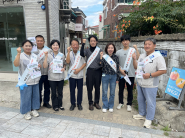 행복마을관리소 지킴이, 무단투기단속원, 행궁동장 등이 함께 어린이공원 금연 및 무단투기 금지 캠페인에 앞서 기념촬영을 하고 있다.