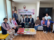 매탄레이크파크아파트경로당 회원들과 (주)밀코 동수원서비스가 결연행사를 진행하고있다.