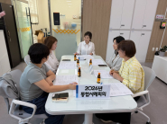 영통구보건소, 수원시노인정신건강복지센터 등 유관 전문기관이 참석한 가운데 통합사례회의를 개최하고 있다.