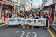 드림지역아동센터에서 아이들과 함께 전통시장에서 장을 보고 있다.