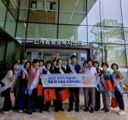 인계동 지역사회보장협의체 위원들이 자살예방 캠페인을 진행 전 단체 사진촬영을 하고 있다.