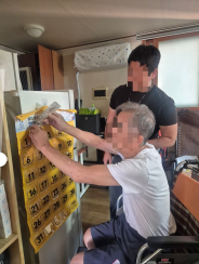 「잊지 않고 챙기는 건강, 행복캘린더」 사업의 일환으로 대상 가구를 방문하여 건강캘린더를 전달하고 있다.