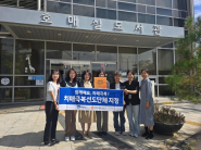 권선구 치매안심센터 관계자가 현판을 전달하고 기념사진을 촬영하고 있다.
