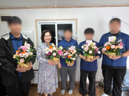 조명희 플로리스트와 사회복무요원들이 힐링 꽃바구니를 완성 후 기념촬영을 하고 있다.