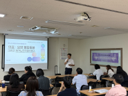 수원 지역에 사례를 발표해 준 이명민 강사(음성군노인복지관장, 충북재가노인복지협회장)의 강의 모습이다.