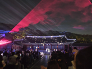 축제 첫날, 뜨거운 열리는 저녁 늦은 시간까지 계속되었다.