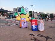 한복을 입은 필자가 ‘2026~2027 수원 방문의 해’를 알리는 수원이 조형물 옆에서 기념사진을 남기고 있다.