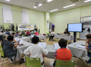 ▲ 참여자들이 자신들의 이야기를 바탕으로 구성된 대본을 함께 읽으며 공연 장면과 역할을 논의하고 있다.