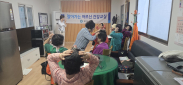 참여 어르신들이 다함께 체조 동작을 하고 있다.