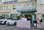 대주환경 주식회사와 세류3동행정복지센터 관계자들이 기부 물품인 고구마 30박스와 함께 기념 촬영을 하고 있다.