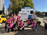 세류1동 주민자치회와 마을리빙랩 참여 주민들이 함께 화이팅을 외치며 마을리빙랩 사업의 성과를 기념하고 있다