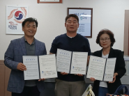 수원시 영통구 망포2동에서 '퍼지데이즈'와 업무협약(MOU)을 체결 후 기념사진을 촬영하고 있다.     