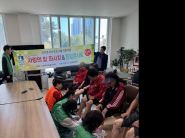 장안구 송죽동 새마을부녀회와 장안구 1365봉사단이 만석공원경로당에서 어르신들을 대상으로 발마사지 봉사와 문화공연을 진행하고 있다.