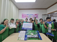 새마을부녀회 회원들과 수원 수성로타리클럽 관계자들이 어린이들에게 전달할 반찬을 정성껏 마련한 뒤 기념 촬영을 하고 있다.