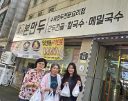 지역사회보장협의체 위원들이 반찬 전달하는 모습입니다.