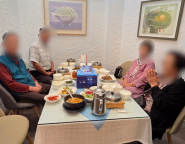 이교수 한정식에서 생신을 맞이하여 식사중이신 어르신들