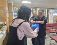 연무정급식소로 부터 후원받은 반찬을 대상자에게 배부하고 있다