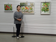 이종숙 작가와 사과 시리즈 작품 앞에서