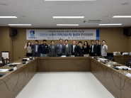 사진)수원시 지역건설산업 활성화 추진위원회 위원들이 함께하고 있다.    