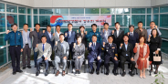 수원팔달경찰서 경우회 개소식 및 현판식에서 참석자들이 기념촬영을 하고 있다.