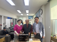 연무동장과 연무동 주민자치회장이 경로당 회장과 함께 기념 사진을 촬영하고 있다