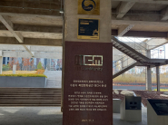정자동 일일일씨엠(111CM). 연초제조창 건물을 그대로 복합문화공간으로 재탄생했다.   