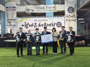 평동에 위치한 수원벤처밸리에서 기부하는 백미를 전달 중이다.