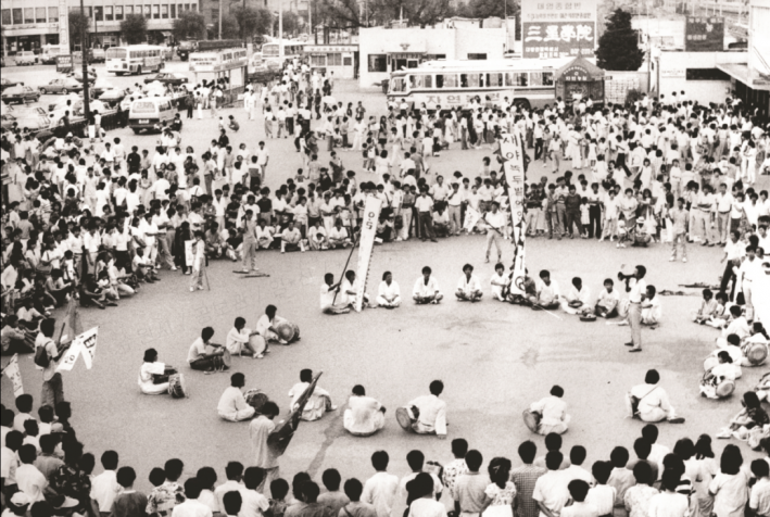 사진3)1987년 민주화운동 당시 수원역에 모인 학생들과 시민들.    